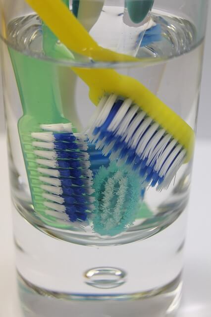 No debes mojar el cepillo de dientes, es un error